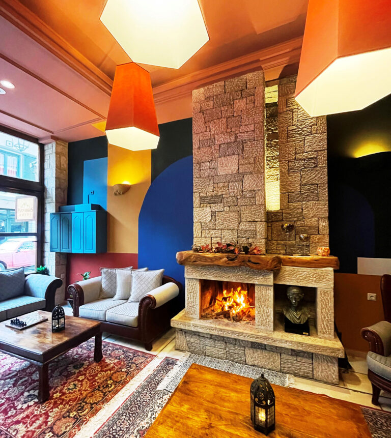 Parnassos Delphi Hotel - Δελφοί ✦ 2 Ημέρες (1 Διανυκτέρευση) ✦ 2 άτομα + 1 παιδί έως 1 έτους ✦ 18 ✦ έως 17/12/2026 ✦ Στο κέντρο των Δελφών!