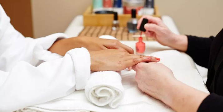 Από 13€ για ημιμόνιμο manicure ή pedicure