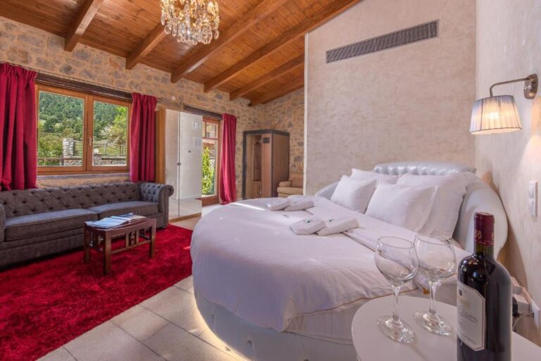 5* ViP Chalet 4 Season - Αράχωβα ✦ 2 Ημέρες (1 Διανυκτέρευση) ✦ 2 άτομα + 1 παιδί έως 1 έτους ✦ 1 ✦ έως 07/01/2026 ✦ Κοντά στο χιονοδρομικό κέντρο!